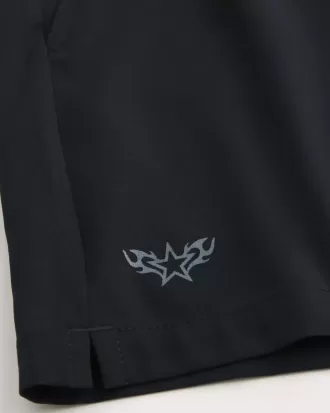 Aktiva shorts med logotyp på mitten av låret