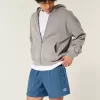 Baggy fotbollsshorts på mitten av låret