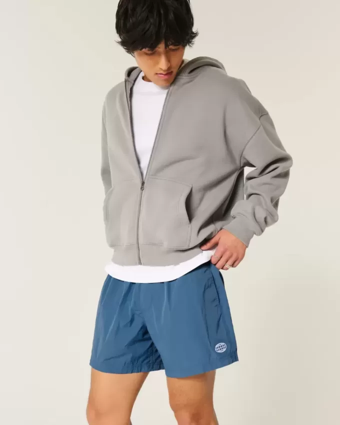 Baggy fotbollsshorts på mitten av låret