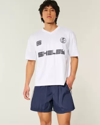 Baggy fotbollsshorts på mitten av låret