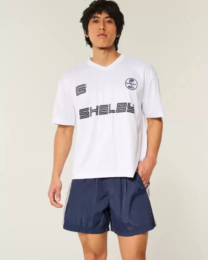 Baggy fotbollsshorts på mitten av låret
