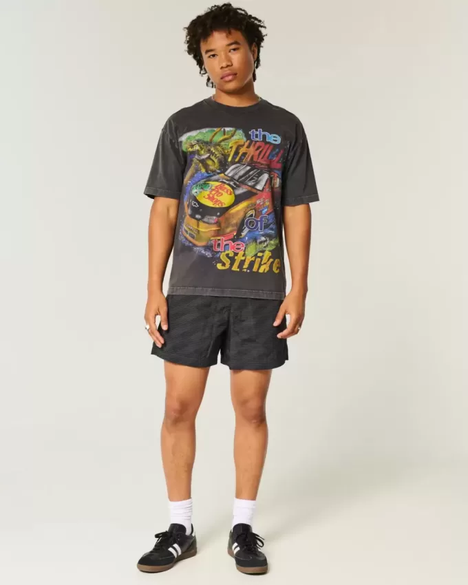 Baggy fotbollsshorts på mitten av låret