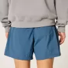 Baggy fotbollsshorts på mitten av låret