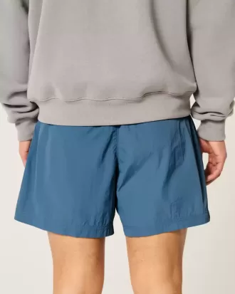 Baggy fotbollsshorts på mitten av låret