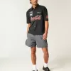 Baggy fotbollsshorts på mitten av låret