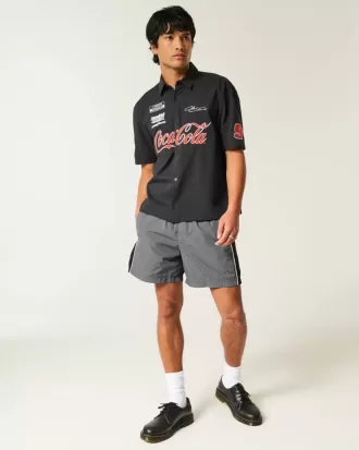 Baggy fotbollsshorts på mitten av låret