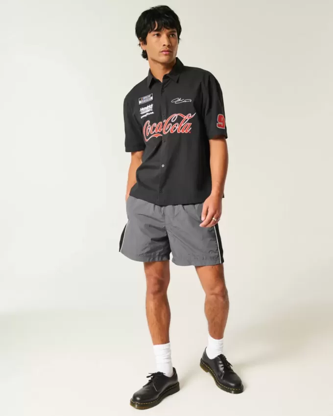 Baggy fotbollsshorts på mitten av låret
