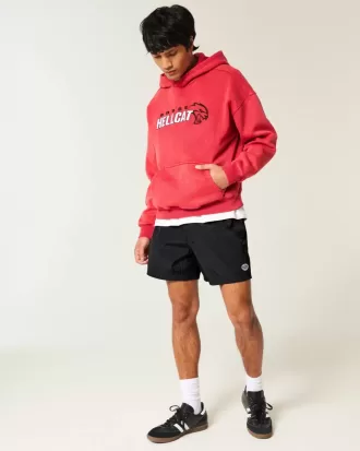 Baggy fotbollsshorts på mitten av låret