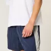 Baggy fotbollsshorts på mitten av låret