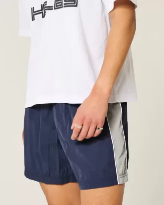 Baggy fotbollsshorts på mitten av låret