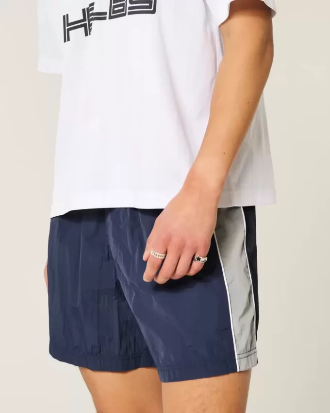 Baggy fotbollsshorts på mitten av låret
