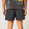 Baggy fotbollsshorts på mitten av låret