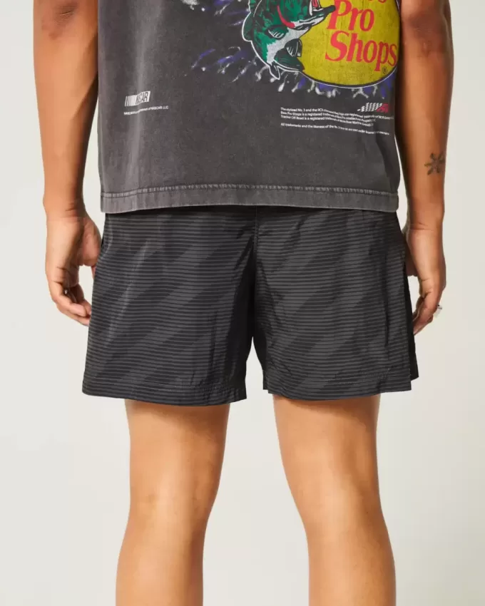 Baggy fotbollsshorts på mitten av låret
