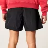 Baggy fotbollsshorts på mitten av låret