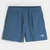 Baggy fotbollsshorts på mitten av låret