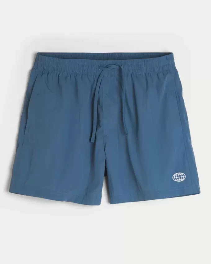 Baggy fotbollsshorts på mitten av låret