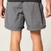 Baggy fotbollsshorts på mitten av låret