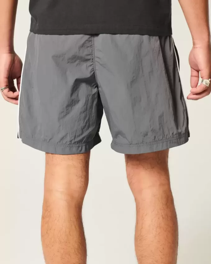 Baggy fotbollsshorts på mitten av låret