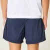 Baggy fotbollsshorts på mitten av låret