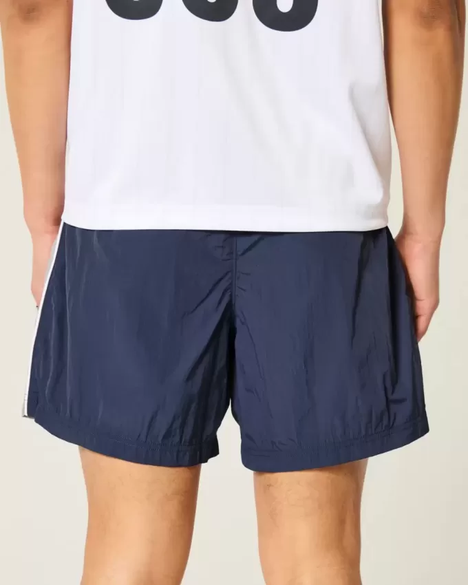 Baggy fotbollsshorts på mitten av låret