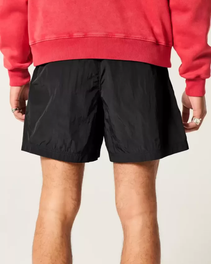 Baggy fotbollsshorts på mitten av låret