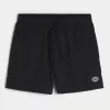 Baggy fotbollsshorts på mitten av låret