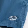 Baggy fotbollsshorts på mitten av låret