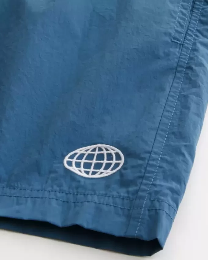 Baggy fotbollsshorts på mitten av låret