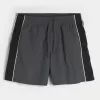 Baggy fotbollsshorts på mitten av låret