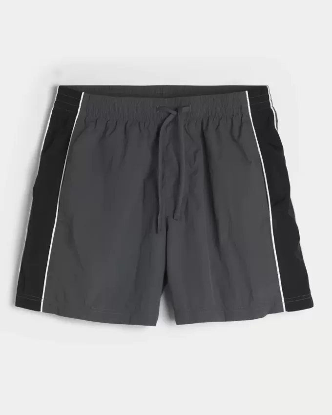 Baggy fotbollsshorts på mitten av låret