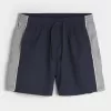 Baggy fotbollsshorts på mitten av låret