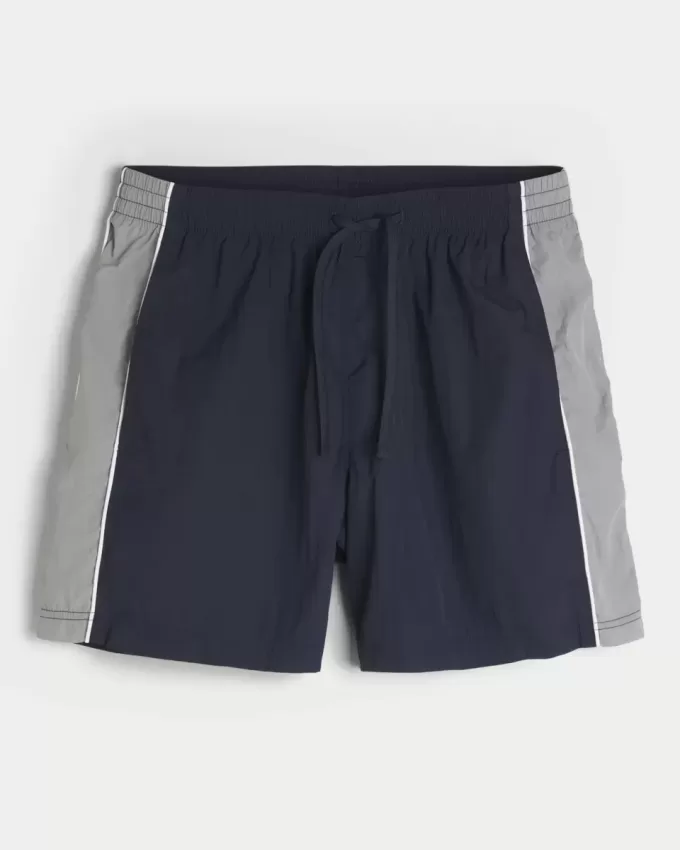 Baggy fotbollsshorts på mitten av låret