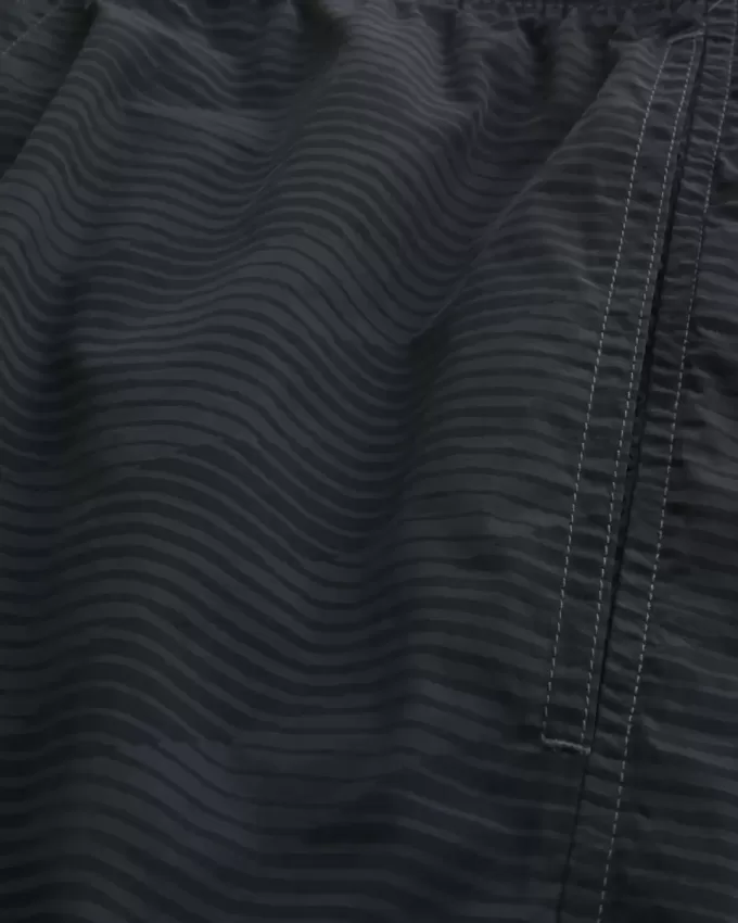 Baggy fotbollsshorts på mitten av låret