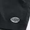 Baggy fotbollsshorts på mitten av låret