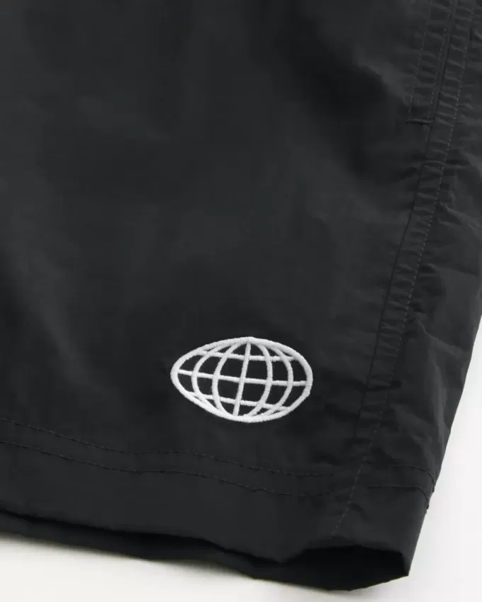 Baggy fotbollsshorts på mitten av låret