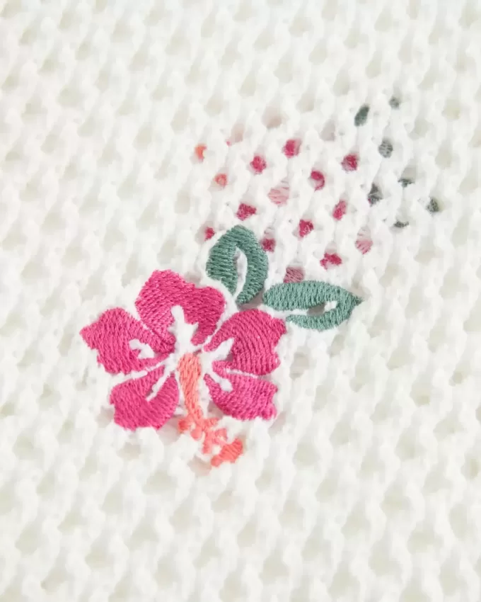 Blommig broderad klänning i virkad stil Blommig broderad klänning i virkad stil