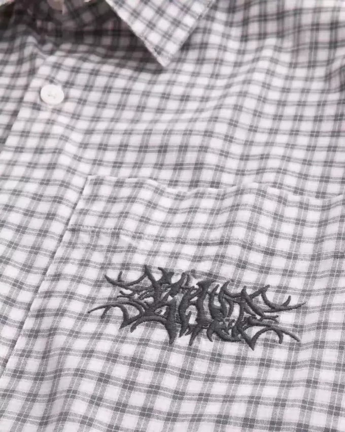 Boxig kortärmad broderad grafisk skjorta Boxig kortärmad broderad grafisk skjorta