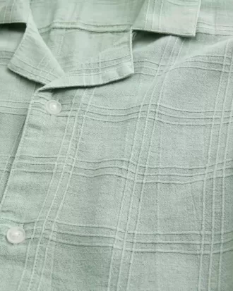 Boxig linneblandning med kortärmad texturerad skjorta