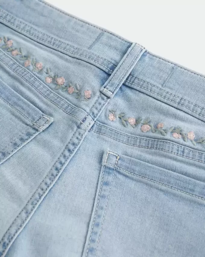 Curvy Low-Rise Light Wash Blommig Broderade Shortie Shorts
