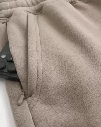 Fleeceshorts på mitten av låret