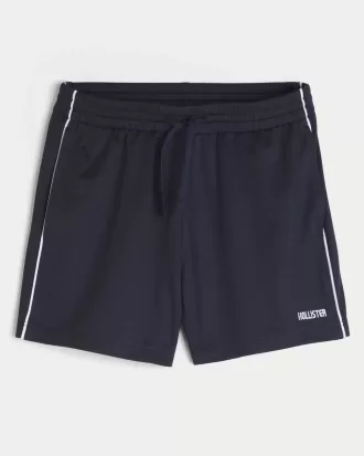 Fotbollsshorts med stickad logotyp på mitten av låret