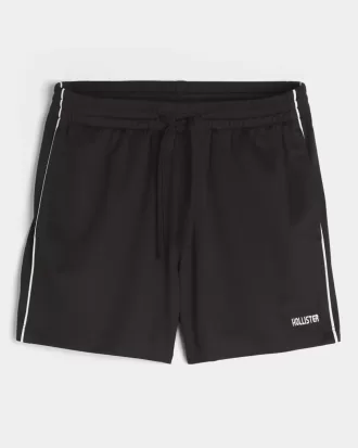 Fotbollsshorts med stickad logotyp på mitten av låret