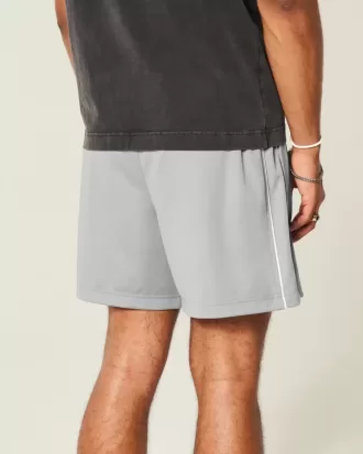 Fotbollsshorts med stickad logotyp på mitten av låret