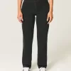 Höga svarta raka jeans Höga svarta raka jeans