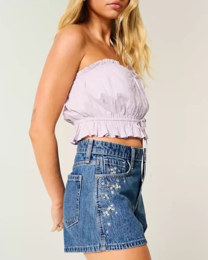High-Rise Medium Wash Blommiga broderade A-line jeansshorts High-Rise Medium Wash Blommiga broderade A-line jeansshorts