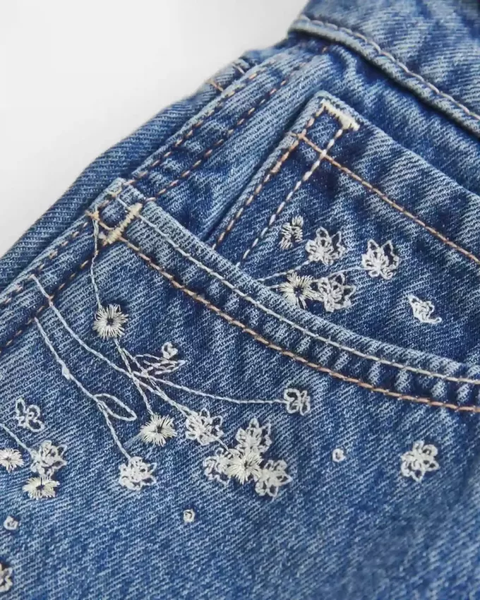 High-Rise Medium Wash Blommiga broderade A-line jeansshorts High-Rise Medium Wash Blommiga broderade A-line jeansshorts