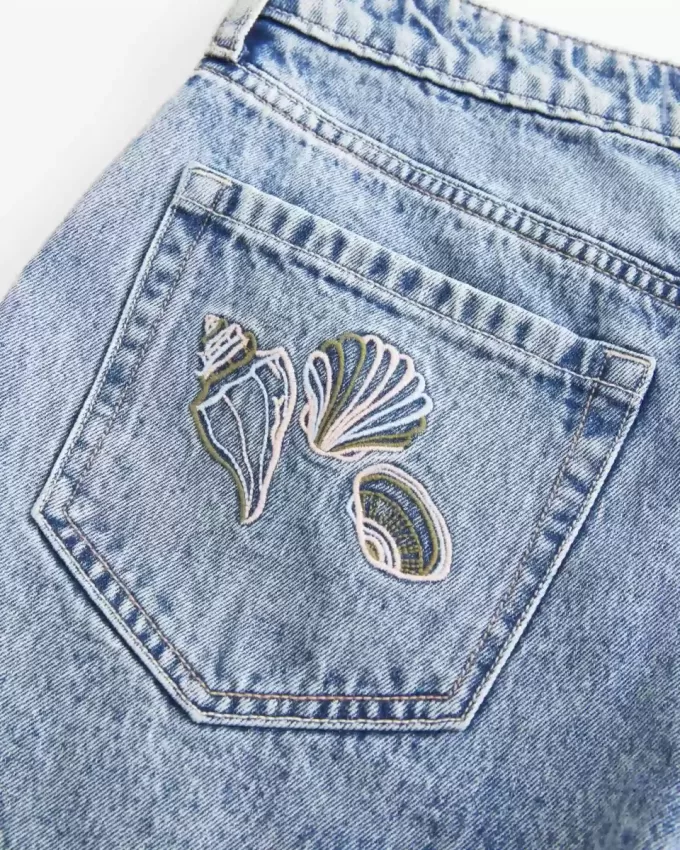 High-Rise Medium Wash Shell broderade baggy jeansshorts 5″ High-Rise Medium Wash Shell broderade baggy jeansshorts 5″