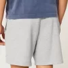 Hollister Feel Good-fleece Fords grafiska shorts på mitten av låret Hollister Feel Good-fleece Fords grafiska shorts på mitten av låret