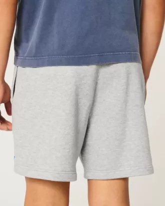 Hollister Feel Good-fleece Fords grafiska shorts på mitten av låret