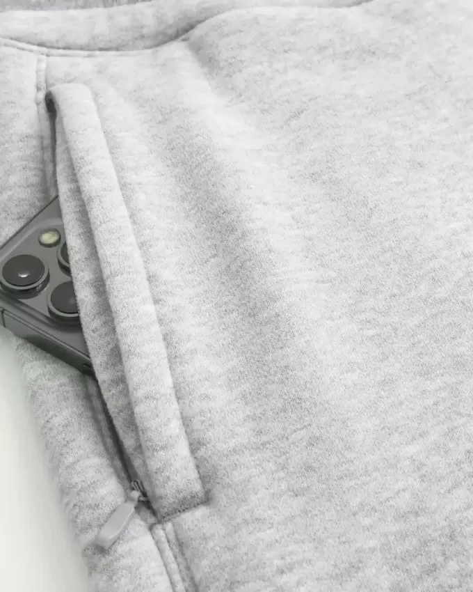Hollister Feel Good-fleece Fords grafiska shorts på mitten av låret Hollister Feel Good-fleece Fords grafiska shorts på mitten av låret